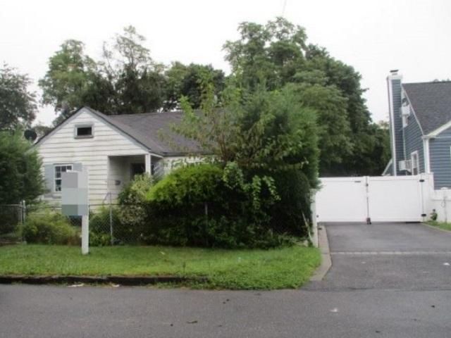 120 WEST 10 STREET, Huntington Station, NY 11746