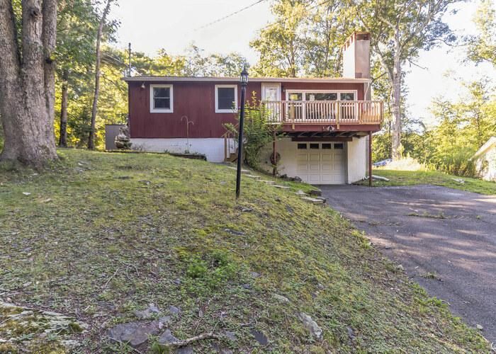 132 LANCET CIR, Dingmans Ferry, PA 18328