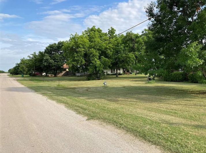 205 S Prairie Avenue, Petrolia, TX 76377