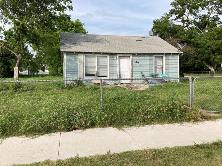 221 S Central Avenue, Petrolia, TX 76377