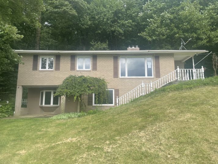 9059 Bachelor Rd NW, Magnolia, OH 44643