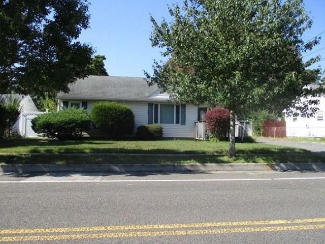 1062 MANOR LN, Bay Shore, NY 11706