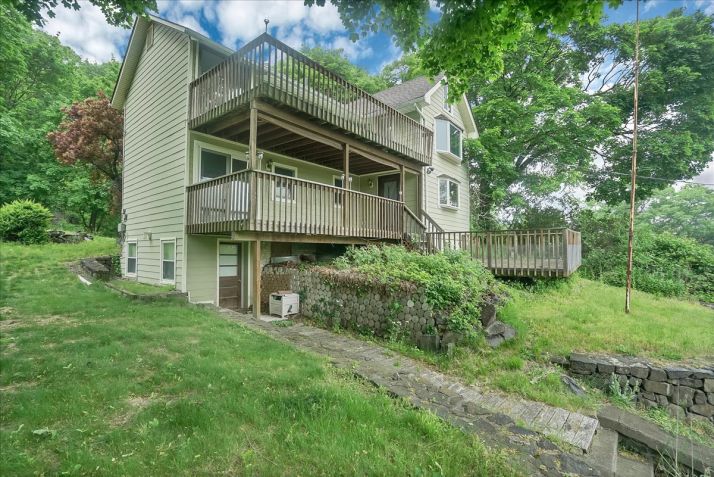 367 N Liberty Dr, Tomkins Cove, NY 10986