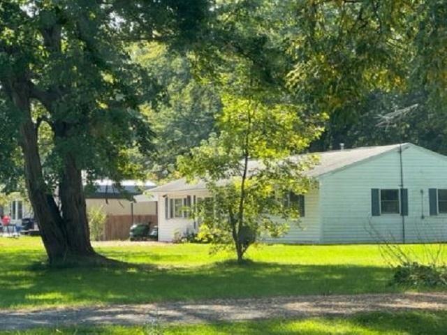 8821 OSWEGO RD, Clay, NY 13041