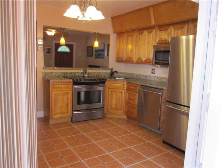 400 SW 10th Ter, Hallandale, FL 33009