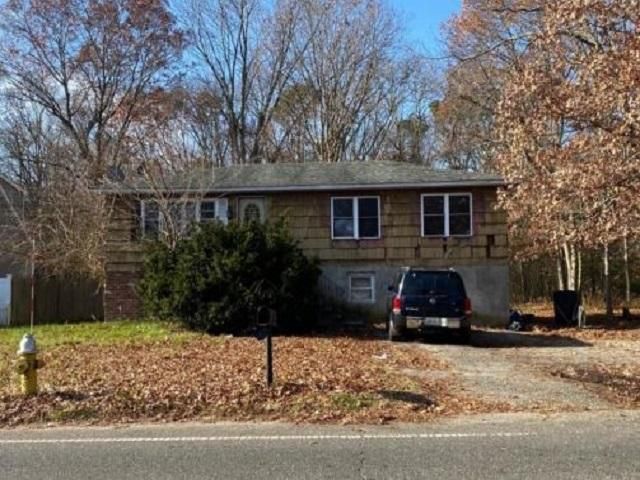 18 FIFE DR, Coram, NY 11727