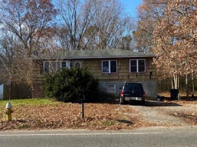 18 FIFE DR, Coram, NY 11727