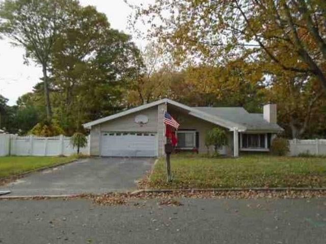 38 GLENMERE LN, Coram, NY 11727